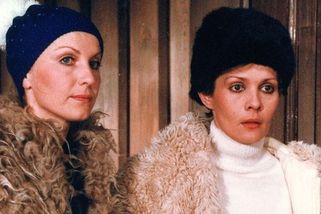 Filmová maminka Jana Šulcová zemřela náhle dcerám v náručí. Neodbytní lidé mohli za bizarní pohřeb - Médium.cz